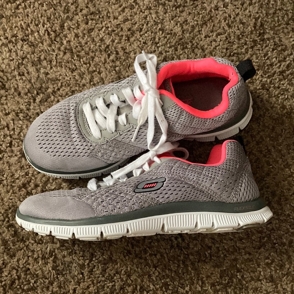 Sketchers tech knit sneakers 7 womens